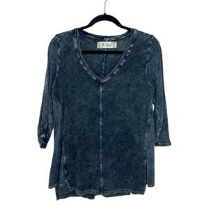 M. Rena Gray V Neck 3/4 sleeve top size Medium